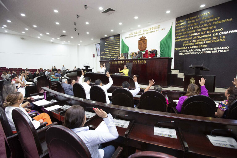 Congreso aprueba licencias de funcionarios municipales