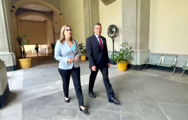 Participa Rutilio Escandón en reunión con representantes de la CNTE