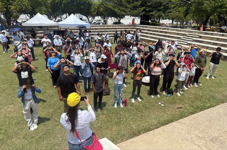 Cientos de personas observan el eclipse solar en la UNACH