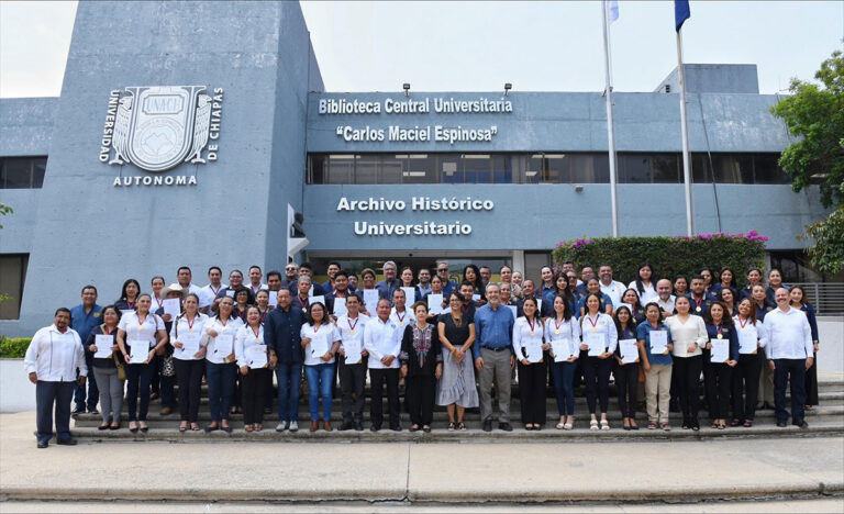 Entrega UNACH reconocimientos al personal administrativo por su vocación de servicio