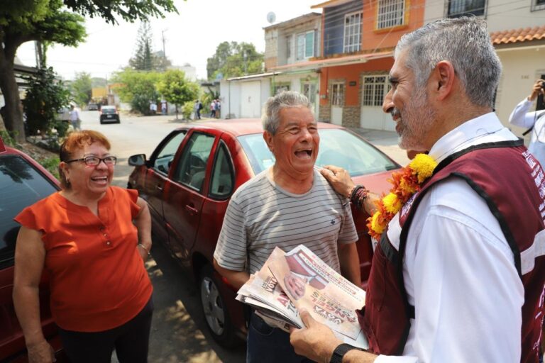 Ángel Torres lleva sus propuestas casa por casa en el sur poniente de Tuxtla