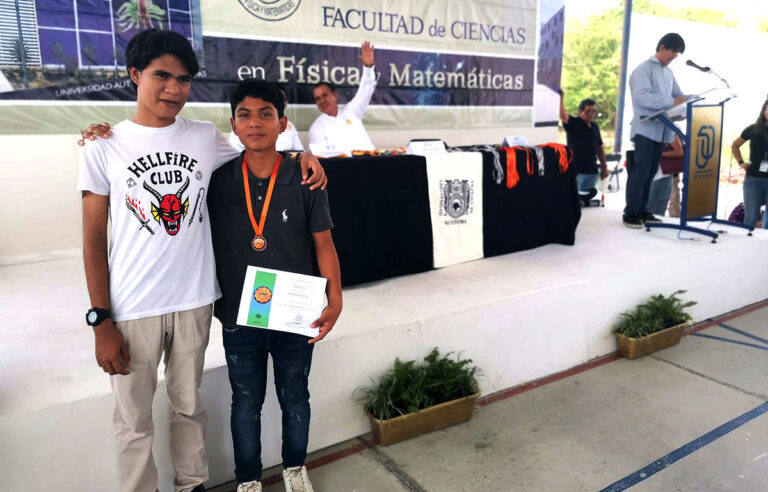Estudiantes del CECyT 03 de Villa Comaltitlán ganan medalla de bronce