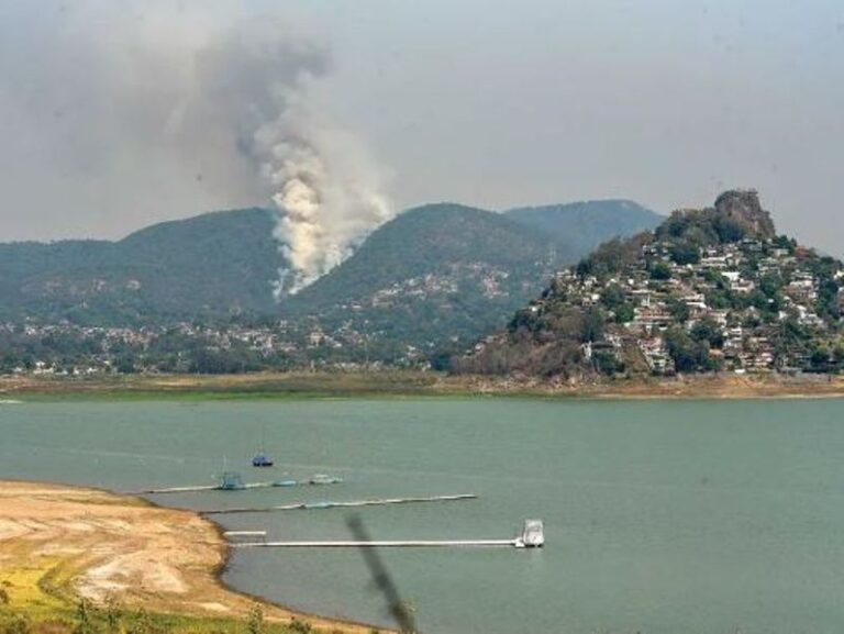 Ciudadanía se suma a combate de incendios; arde Valle de Bravo