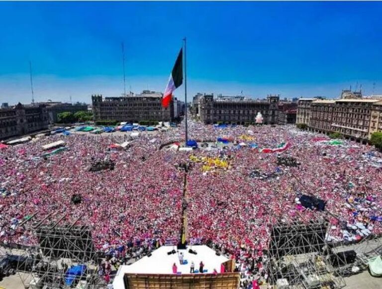 Marea Rosa inunda el Zócalo; llaman a la unidad nacional