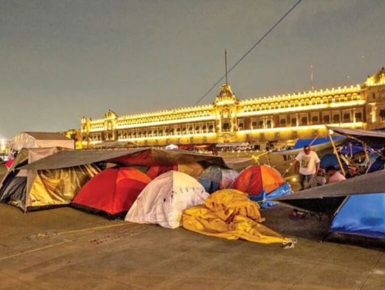 La CNTE estira la liga de su plantón en el Zócalo