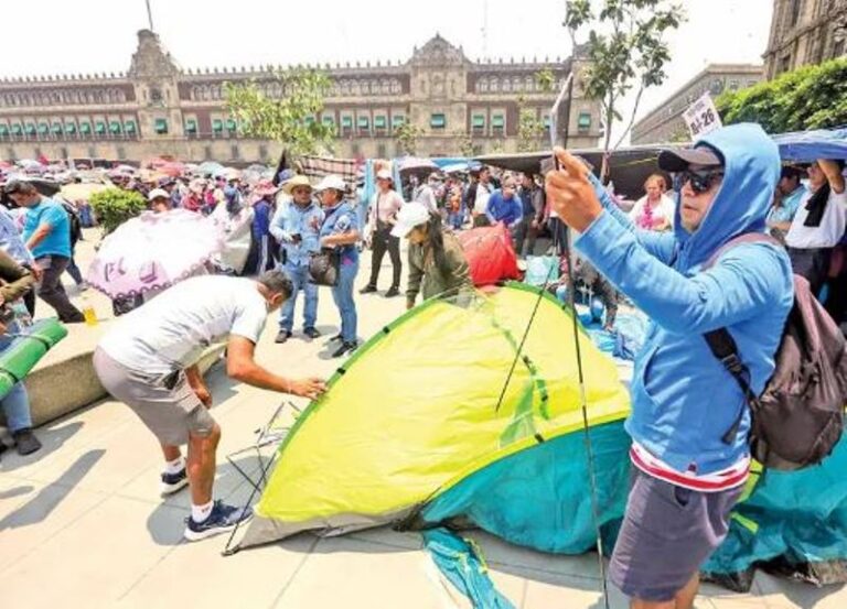 CNTE rechaza alza y va a paro indefinido; marchan por Día del Maestro