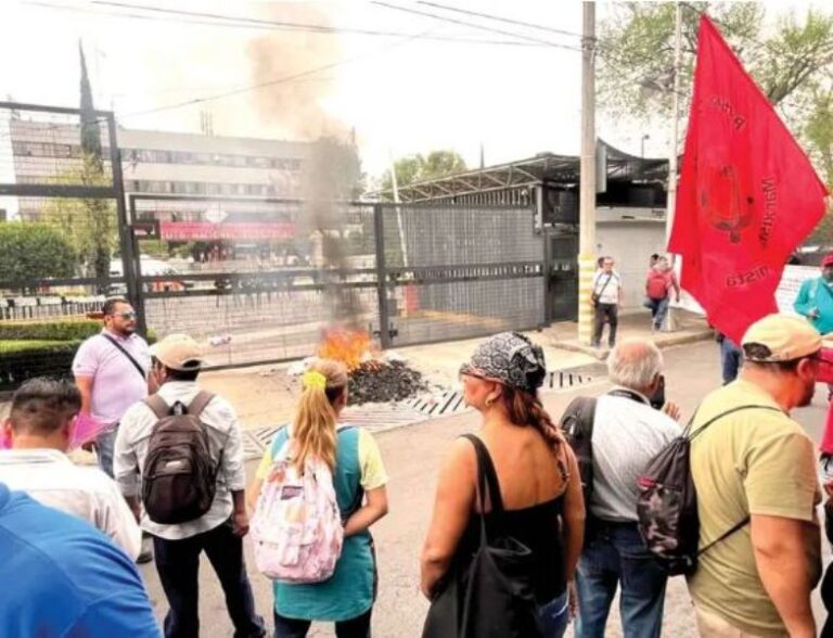 La CNTE aprieta con protestas a partidos; queman propaganda en sedes nacionales