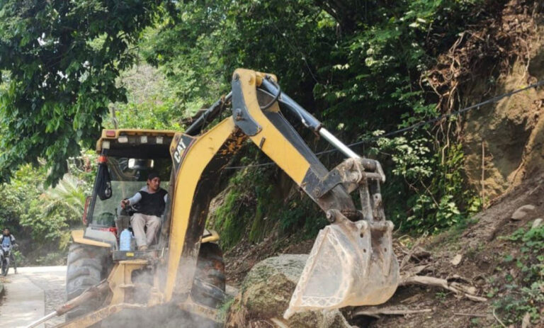 Protección Civil continúa con mantenimiento en caminos rurales