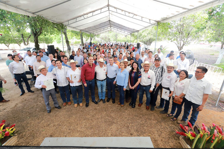 Ganaderos de 11 municipios recibieron constancias de capacitación para el mejoramiento genético bobino