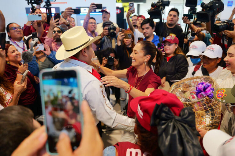 Con baile y al ritmo de la banda reciben a Claudia Sheinbaum en Chihuahua