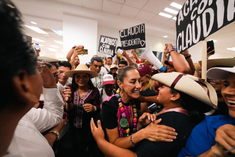 Cientos de personas reciben a Claudia Sheinbaum en Zihuatanejo