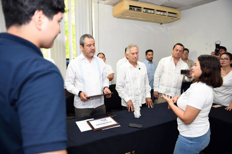 Se reúne el rector Carlos F. Natarén con estudiantes de la UNACH