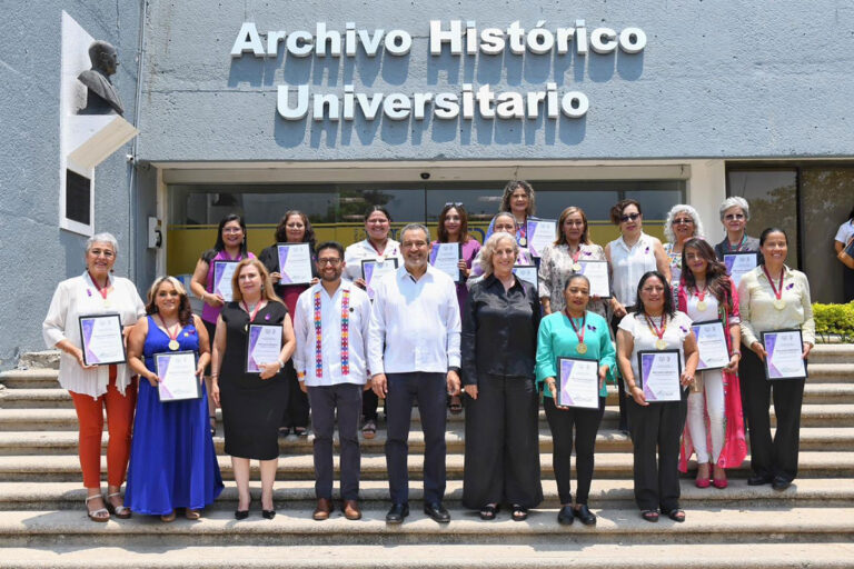 UNACH entrega reconocimiento a académicas y administrativas destacadas de la institución