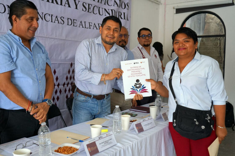 Icheja entrega certificados de primaria y secundaria en Berriozábal