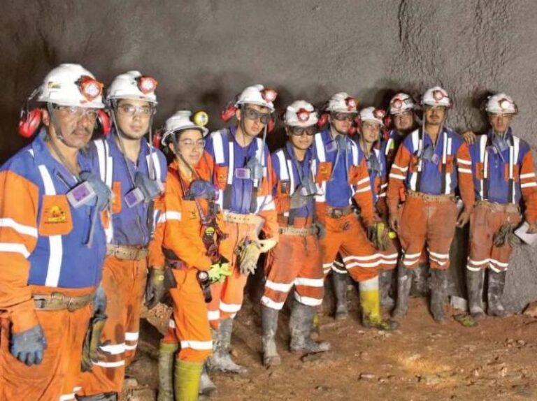 Mujeres se abren camino en la minería; hay 72 mil en el sectorc