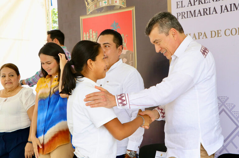 Con respaldo de AMLO, estamos sacando adelante al sector educativo de Chiapas: Rutilio Escandón