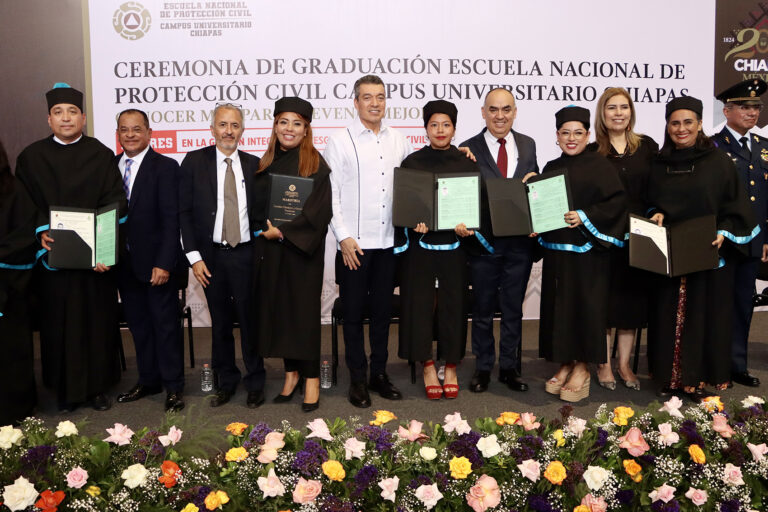 Asiste Rutilio Escandón a ceremonia de graduación de la Escuela Nacional de PC