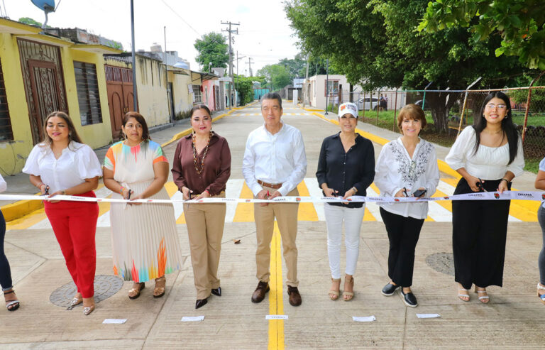 Rutilio Escandón inaugura pavimentación de calle en la colonia Las Palmeras