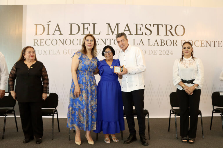 Entregan medallas a docentes que han dedicado su vida profesional al servicio de la educación