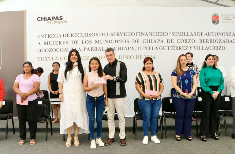 Rutilio Escandón entrega recursos del servicio financiero ‘Semillas de Autonomía’ a mujeres