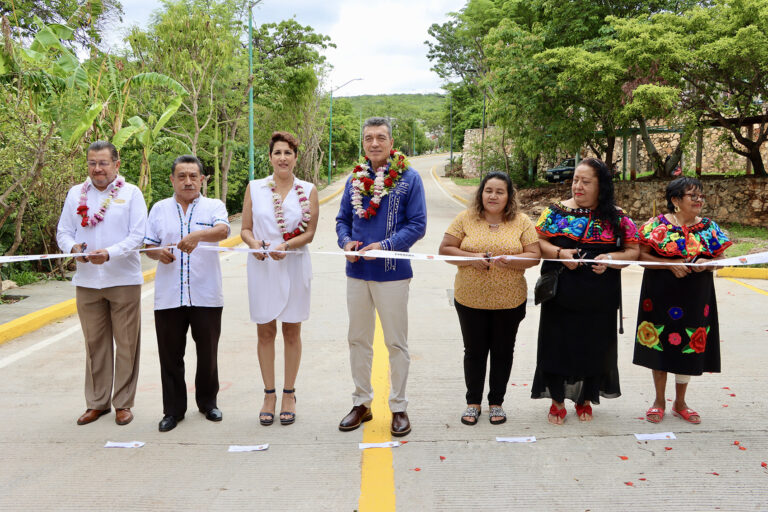 Rutilio Escandón inaugura calles de la colonia Paulino Aguilar