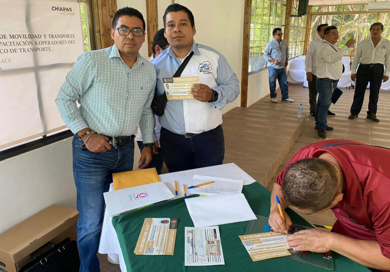 Entrega SMyT Certificados de Aptitud a operadoras y operadores del servicio público de transporte en Palenque