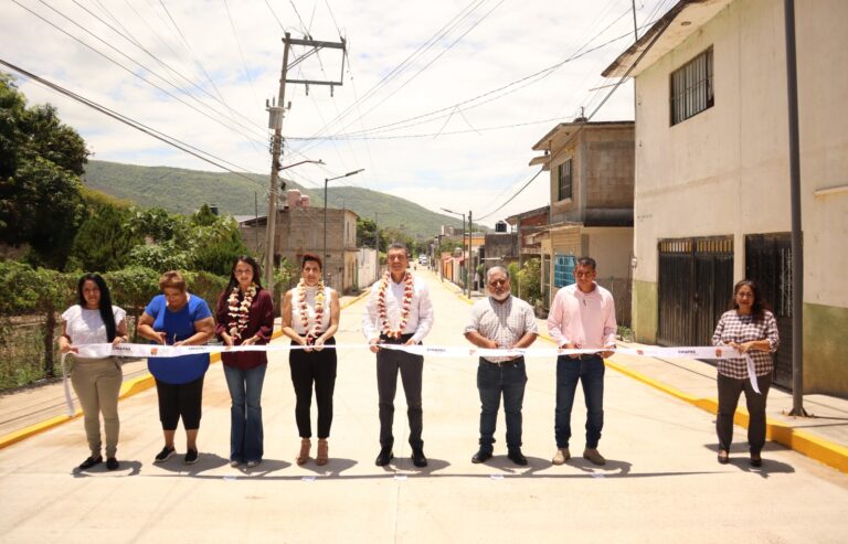 SOP construye vialidades de concreto hidráulico en Plan de Ayala