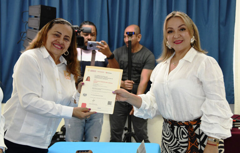 Reciben docentes de la UNACH constancia de certificación de competencias laborales