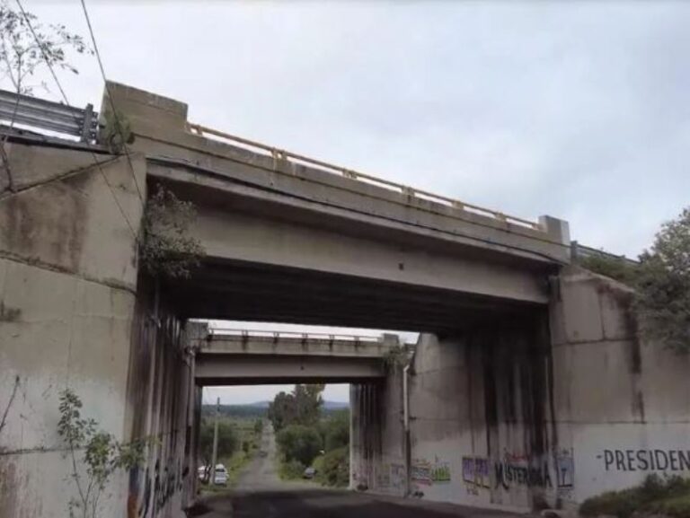 Campesinos amagan con ‘volar’ puente del Arco Norte por falta de pago