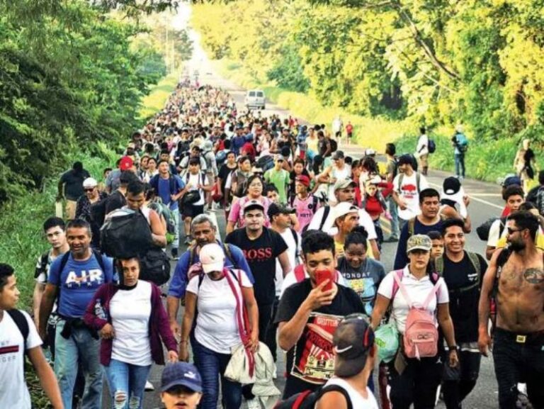 Caravana con más de mil migrantes parte de Chiapas y se dirige hacia EU