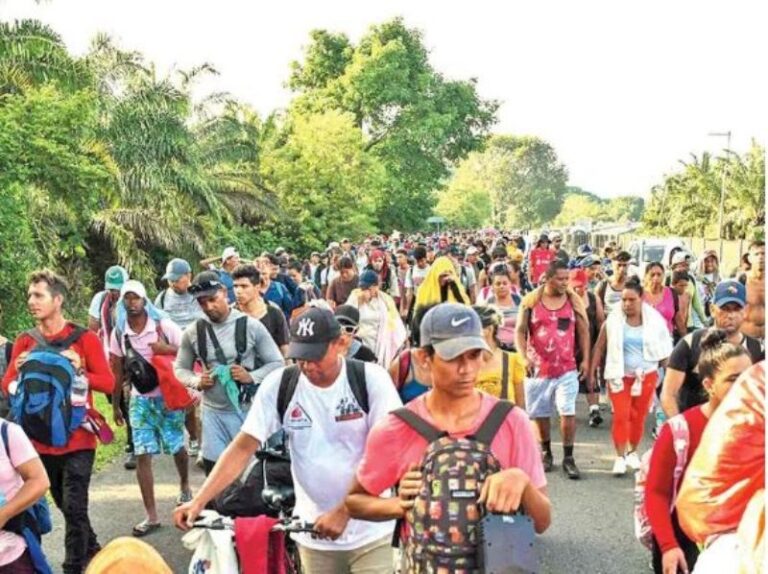 Migrantes piden que INM les dé transporte; caravana busca llegar a la CDMX