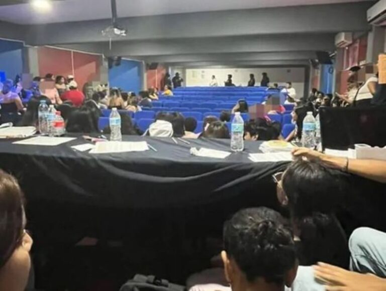 A punta de pistola entran a Universidad Autónoma de Guerrero y roban a alumnos
