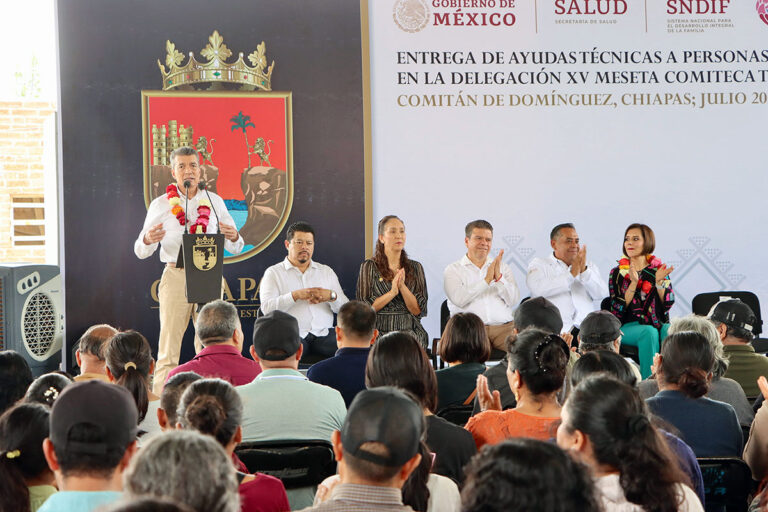 Rutilio Escandón entrega ayudas técnicas para personas con discapacidad, en la Meseta Comiteca Tojolabal