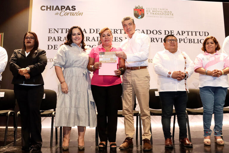 Entrega Rutilio Escandón certificados de aptitud a transportistas de Comitán, Las Margaritas y Trinitaria