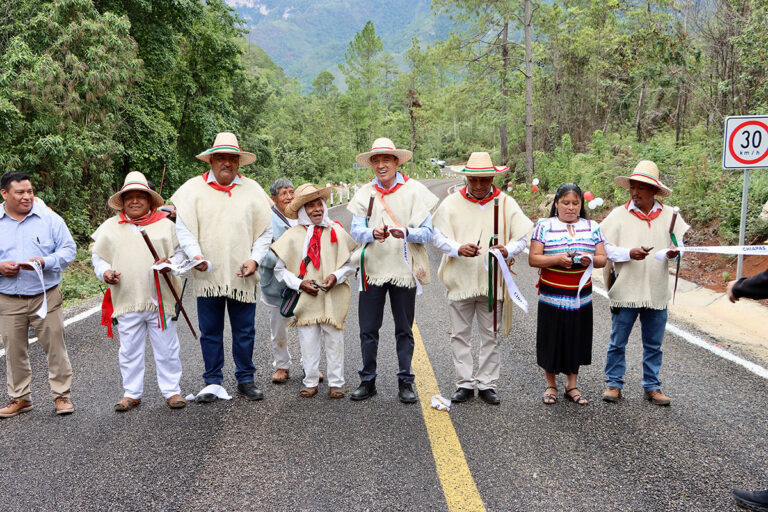 Entrega Rutilio Escandón camino Chanal – La Mendoza que unirá a comunidades indígenas