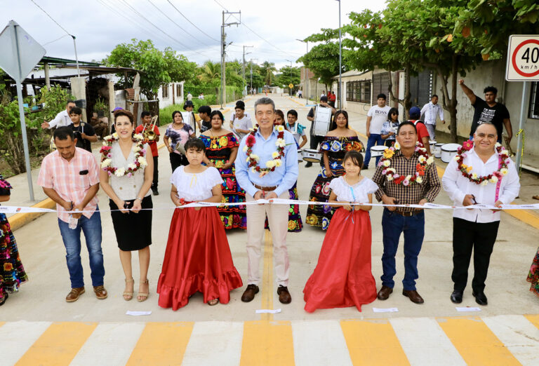 Entrega Rutilio Escandón Cadenas pavimentación de calles en Huehuetán
