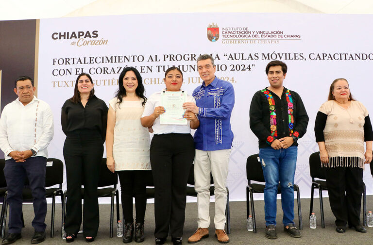 Rutilio Escandón entrega tres aulas móviles al Instituto de Capacitación y Vinculación Tecnológica de Chiapas