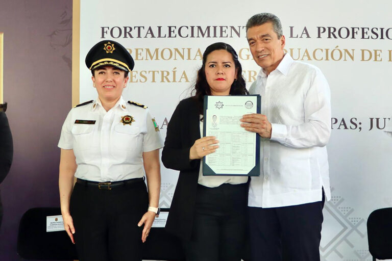Rutilio Escandón felicita a egresados de la licenciatura y maestrías del IFP