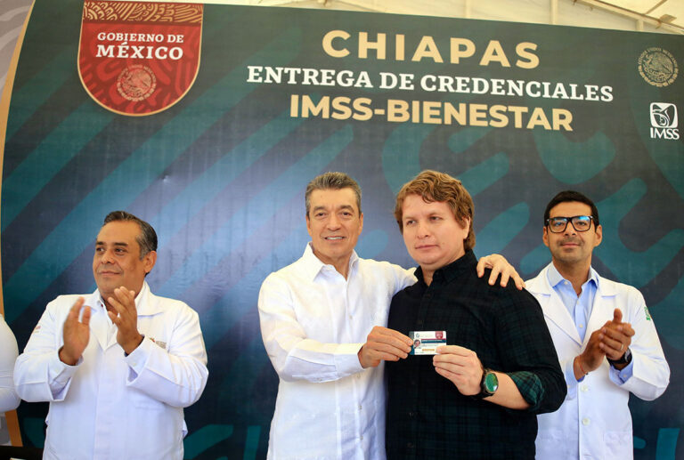 Realiza Rutilio Escandón entrega de primeras credenciales del programa IMSS-Bienestar en Chiapas