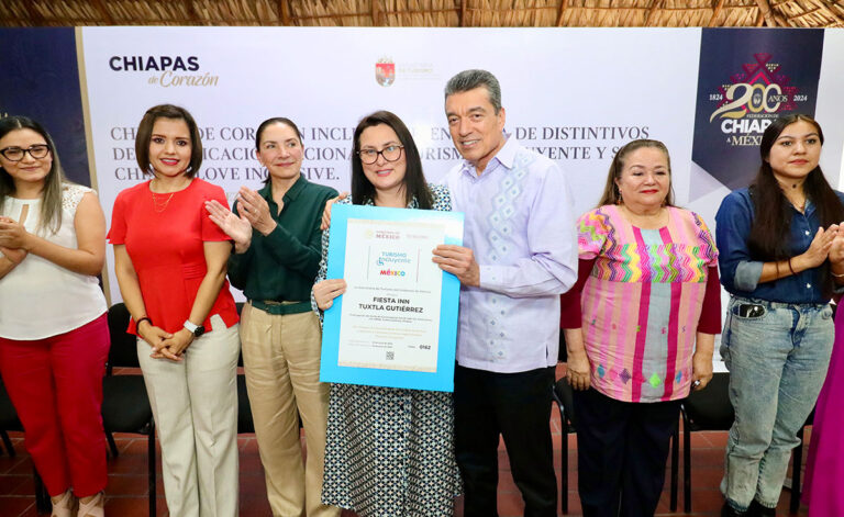 Entrega Rutilio Escandón distintivos Turismo Incluyente y Chiapas Love Inclusive a prestadores de servicios turísticos