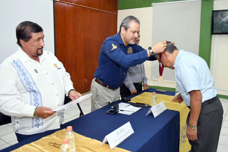 Entregan Medalla de Reconocimiento al ‘Mérito en el Servicio Universitario por sus años de servicio’