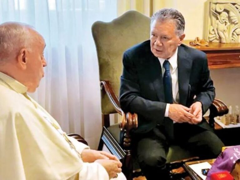 Papa llama a dar pequeños pasos contra el crimen; Francisco, en entrevista