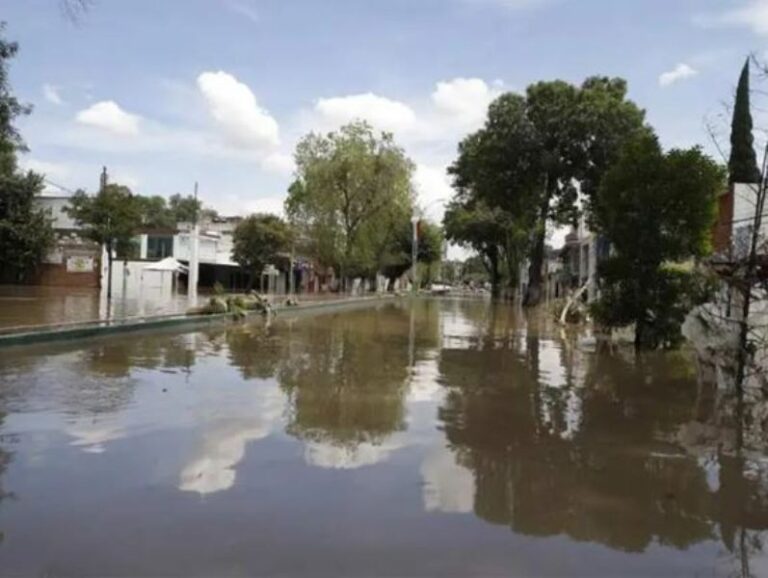 Época de lluvias, tráfico, caos y pésimos drenajes; servicio insuficiente