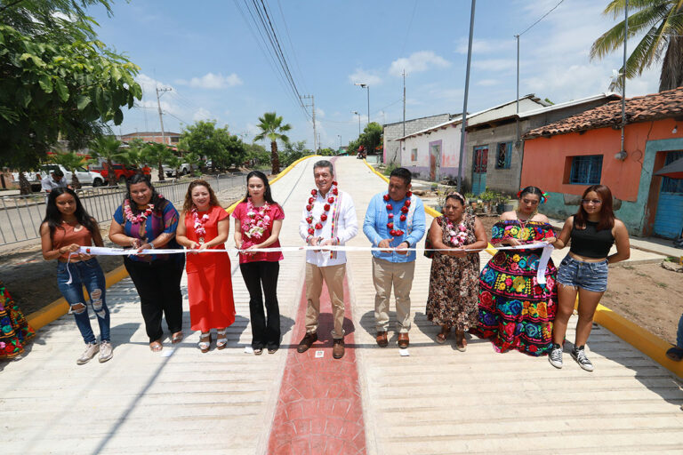 Rutilio Escandón inaugura pavimentación de calles en la colonia Lázaro Cárdenas