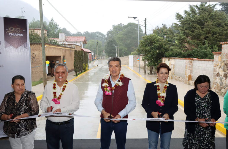 Inaugura Rutilio Escandón pavimentación integral del Circuito Clarín de colonia La Cañada, en San Cristóbal