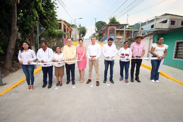 En Pichucalco, Rutilio Escandón inaugura la pavimentación de la calle principal