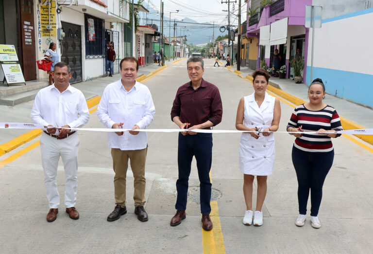 Rutilio Escandón inaugura pavimentación y mejoramiento integral de vialidad en Villaflores