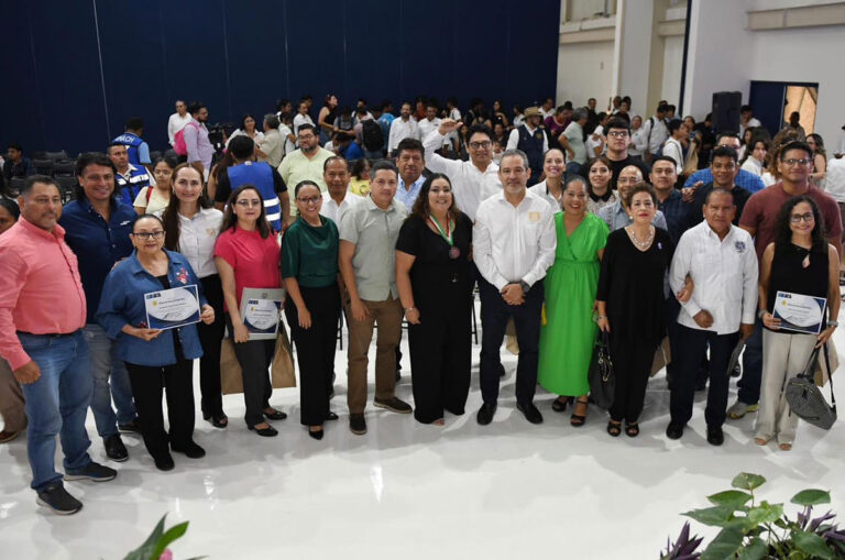Reconocen a deportistas y entrenadores de la UNACH