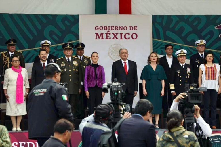 Disfruta presidente López Obrador su último desfile militar