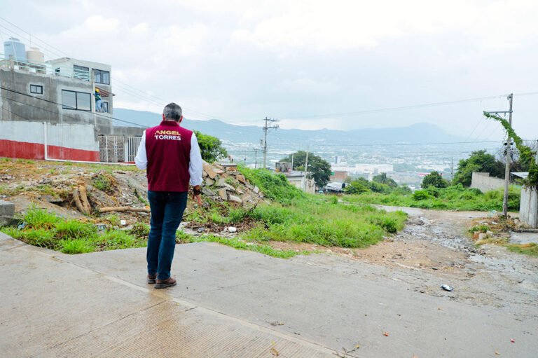 Visita Ángel Torres la colonia Dr. Gabriel Gutiérrez Zepeda